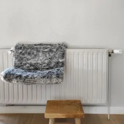 BOBBY Hamac de radiateur pour chat coloris noir Poilu Bicolor - 47 x 30 x 25 cm